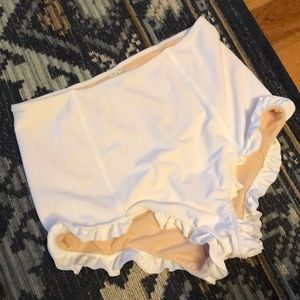 Kortni Jeane white ribbed ruffle around bottoms M